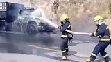 消防员灭火时轮胎爆炸，后退是本能，冲上去是责任