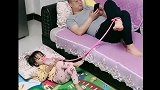 爸爸带孩子开心就好，接下来一幕，真是太搞笑了