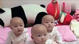 妈妈拿着一块肉在三胞胎姐妹面前晃，宝宝们这眼神真是心有灵犀