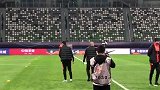 直击-卡纳瓦罗检查决赛场地草皮 与苏宁易购队员微笑握手