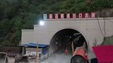 云南高速隧道口事故遇难人数升至6人 消防员艰难接力抱出幸存者