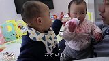 双胞胎为一个玩具，大打出手，啪几巴掌，妹妹来不及反应，一脸懵