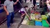 在火车铁轨旁边摆地摊