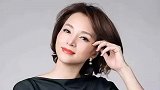 春晚掌管人声威暴光，董卿无缘列入，素颜被拍与丈夫逛街