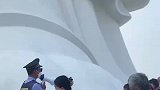 游客无秩序摸大佛脚，执勤民警都看不下去了