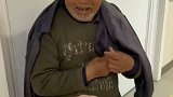 护士和老人们形成碰拳默契