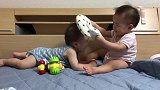 双胞胎哥哥看见妹妹就笑到停不下来，妹妹却拒绝亲近，太可爱了！