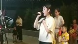 夜幕下，户外开唱的，是谁家姑娘！