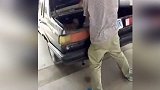 爆新鲜-20160609-女子在加油站被打 并被强行塞入车辆后备箱带走