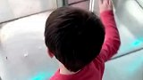 孩子不愧是孩子就是勇敢，镜子迷宫都敢这样乱冲