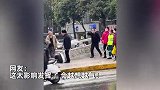 大爷街头吵架，太过激动假牙当场蹦出掉地上，立马休战满地找牙！