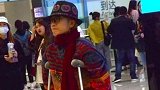 杨丽萍仙气全无，今60多岁拄拐杖出行，网友：发生了什么？