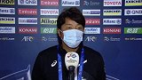 神户胜利船抵达球场 伊涅斯塔拄拐前来为队友助威