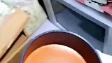 锅底放置一夜凝固，男子暗自窃喜
