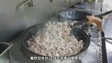 实拍大厨做酱排骨过程，一次做60斤，香味十足，看馋了