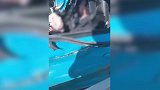 豪华跑车诡异加速撞上货车面目全非 后车司机目睹恐怖全程