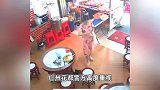 广州警方：“在餐厅投放不明物品”女子被抓，有顾客疑似食用含洗涤剂食品