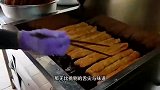 看似毫不相干的油条与烧饼却被老板巧妙结合做成了招牌美食油条烧