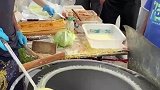 大爷路边摊煎饼，煎饼摊出了艺术感