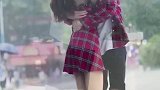 要搞定小姐姐就要先搞定她的闺蜜，街拍小姐姐
