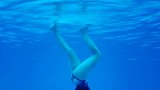 了不起的女子-超酷水下漫步，看倒影无法相信自己的眼睛。