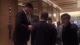 姚主席正装登场婉拒签名 全身都是霸道总裁气质