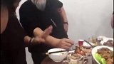 陆树铭大过年与好友聚餐，忍不住献唱一壶老酒老歌就是好听啊