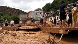 广西梧州藤县一山村暴雨引发山洪 农房倒塌汽车被冲走