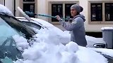 早安打工人！卡瓦尼早起扫掉车上的积雪 红魔官方点赞