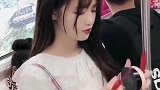 拿着蛇皮袋的小姐姐，你这是准备搬家吗