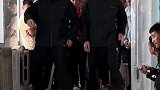 下雨天武校学生楼道训练，少年们小试身手