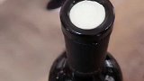 教大家开红酒。看起来很简单