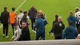 实拍赛后阿森纳助教和乔林顿发生冲突