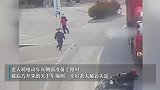 众字就是这么写！老人被卡车刮倒后，一群人冲了过来