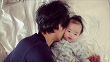 爸爸一睡醒就抱着小宝宝不放，宝宝最后“还击”的一幕太逗了！