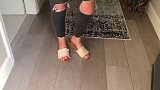 女性时装穿搭：紧身牛仔裤搭配橙色短袖，妩媚大气
