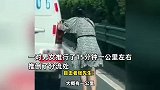 新能源车高速上突然没电，2人合力推行了15分钟，目击者：电车不能买呀