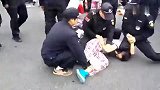 综合-15年-实拍广州高尔夫女球童和特勤冲突 现场混乱多人被带走-新闻