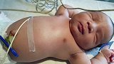 出生第一天的宝宝，肚子鼓得像气球呼吸可见，完美的腹式呼吸