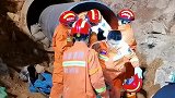 消防员在石油管道内往返爬行近千米，救出5名被困工人