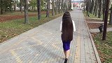 这就是小姐姐留长发的魅力所在，随便走几步都显得女神范十足！