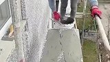没看错吧，瓦工师傅用泡沫贴外墙