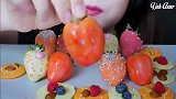 各种各样的草莓，美味的甜品吃的真香