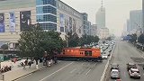 知道这是湖北的哪里么火车缓慢通过闹市区，这场景难得一遇！