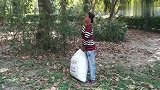 国外搞笑系列，这球也扔的太准了吧