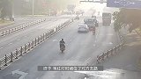 小车肇事逃逸骑车男子怒追2公里，一查司机无证：车还是偷来的