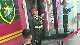 哨岗看见同学走来，立马做出回应