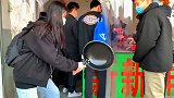 能不能合起伙来揍她一顿，让她感受一下社会的险恶