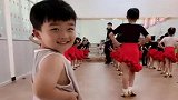 儿子第一天上舞蹈班，老师特意发了一段视频，为娘真替你害臊