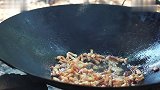 三兄妹吃大锅红烧肉，流口水了
